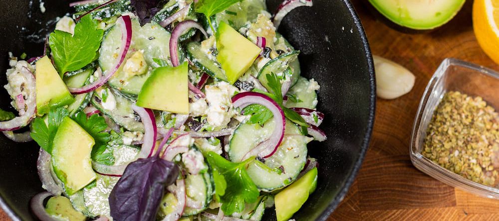 Салат авокадо-огурец и сыр фета