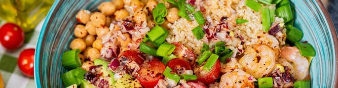 Салат с креветками, киноа и нутом