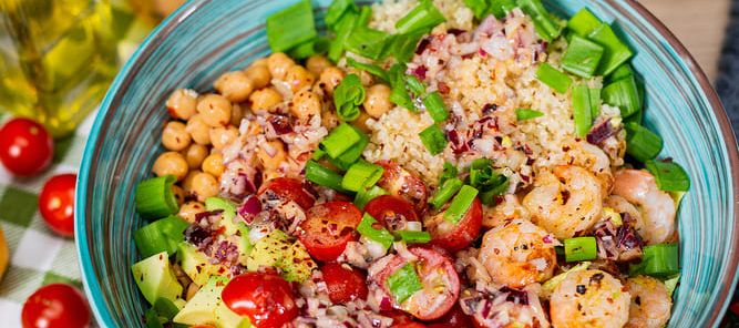 Салат с креветками, киноа и нутом