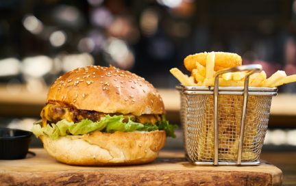 Фастфуд и здоровое питание – сравнение калорийности, пользы и стоимости