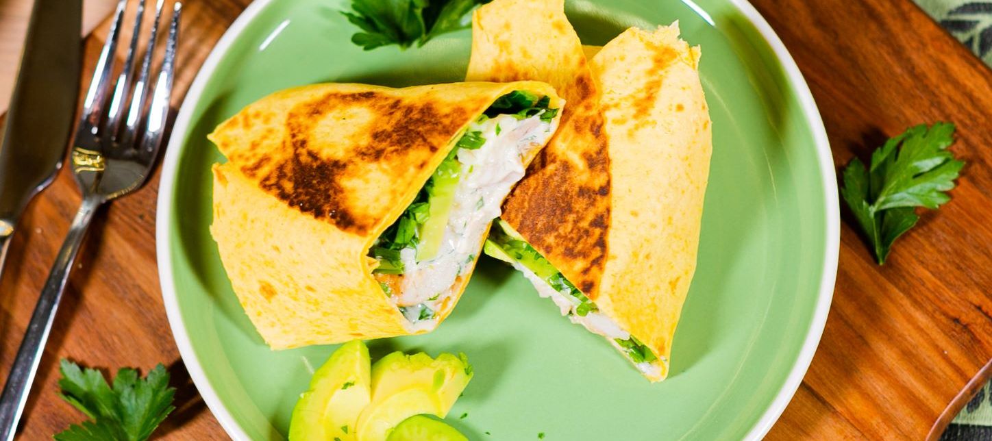 Ролл с курицей и авокадо