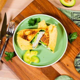 Ролл с курицей и авокадо