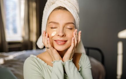 Уход за лицом: как правильно очищать и увлажнять кожу лица перед и после занятий фитнесом