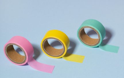 Что такое тейпирование и можно ли вернуть лицу молодость с помощью тейпов