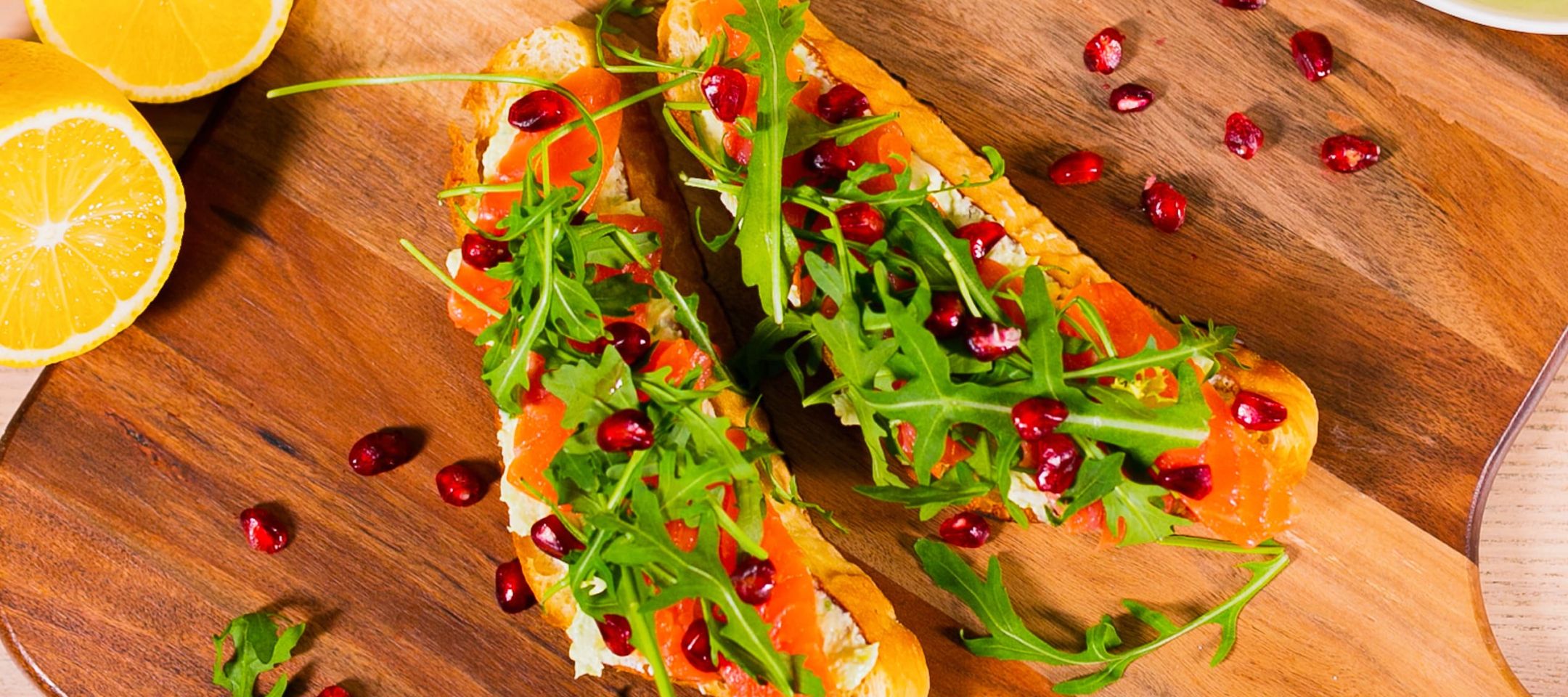 Брускетты с лососем и пастой из феты и авокадо