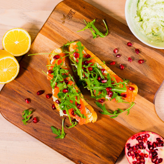 Брускетты с лососем и пастой из феты и авокадо