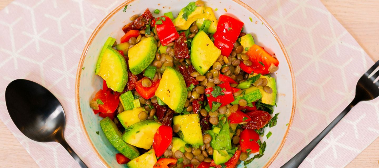 Салат из чечевицы с перцем и базиликом
