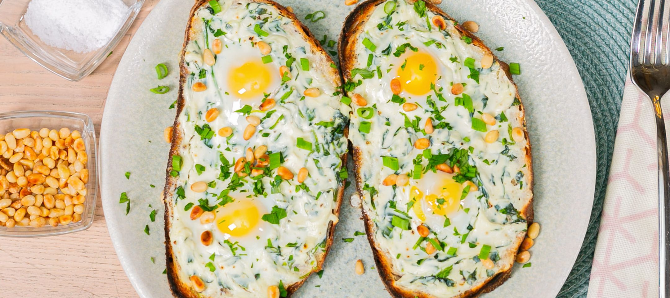 Тосты с перепелиными яйцами и шпинатом