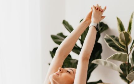 Упражнения для рук без гантелей в домашних условиях