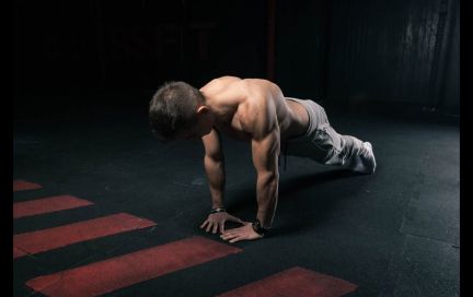 Алмазные отжимания — лучшее упражнение для тренировки трицепсов дома