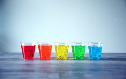 Чем вредны кока-кола, прочая сладкая газировка, соки и какими напитками их можно заменить