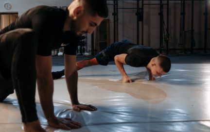 Домашние тренировки для мужчин. Намекни шефу на корпоративную подписку и тренируйся с коллегами