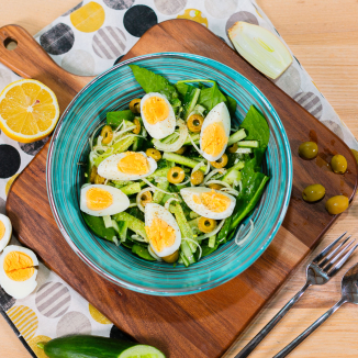 Салат с щавелем яйцом и шпинатом