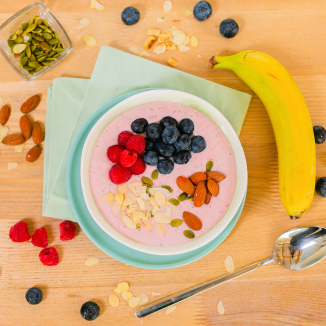 Смузи-боул с малиной и бананом