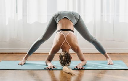 Растяжка задней поверхности бедра — упражнения для начинающих