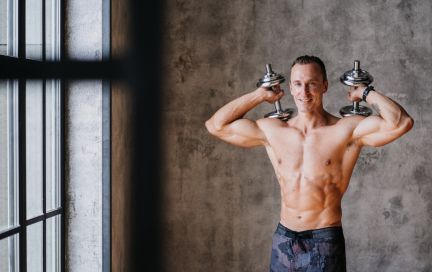 Эффективные тренировки с гантелями для мужчин дома: программа на 30 дней