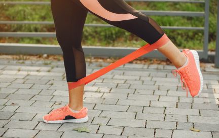 Упражнения с резинкой для ягодиц в домашних условиях