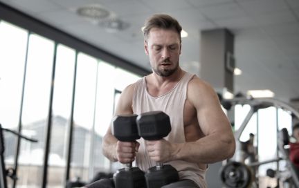 Топ-5 базовых упражнений на грудь: эффективные тренировки для развития грудных мышц