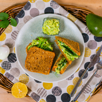 Сэндвич с авокадо-яйцом