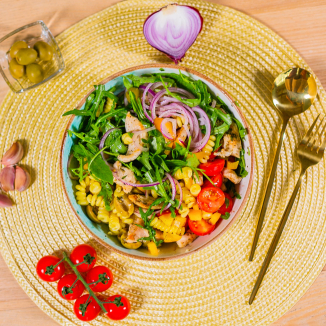 Салат с пастой и курицей