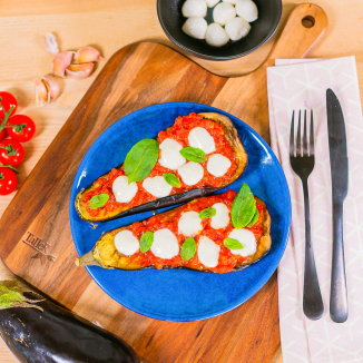 Запечённые баклажаны с томатами и моцареллой