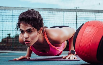 Отжимания на плечи — упражнение от пола, техника выполнения