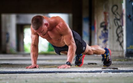 Программа отжиманий дома: как правильно тренироваться и увеличить количество отжиманий от пола