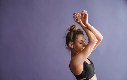 Растяжка плеча: упражнения, полезность и методика выполнения