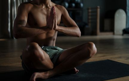 Вечерняя йога 一 твой личный антистресс и ключик к здоровому сну