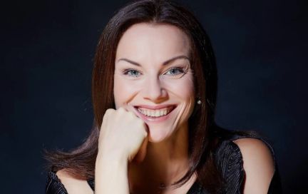 «Надо чаще хвалить себя. А поругать другие всегда успеют». Актриса Светлана Вильгельм делится секретами красоты, отличного настроения и хорошей физической формы