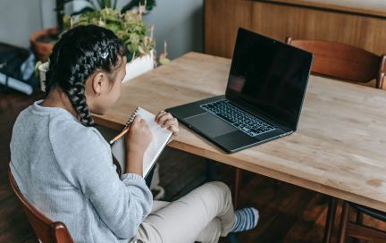 Гаджеты без вреда: сколько времени можно проводить школьнику за экраном?