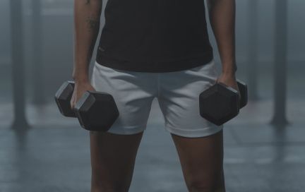 Как накачать ноги дома с гантелями — 8 лучших упражнений