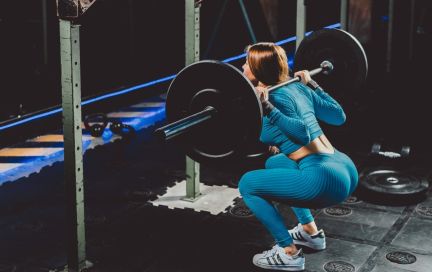 6 самых эффективных упражнений со штангой в домашних условиях