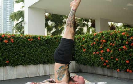 Стойка на лопатках — техника выполнения и подводящие упражнения