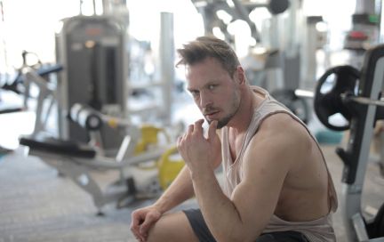 Упражнение разгибание/сгибание ног в тренажёре — правильная техника и типичные ошибки