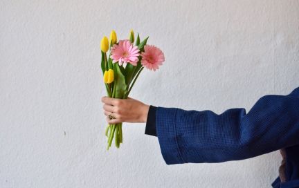 Что подарить женщине на 8 Марта