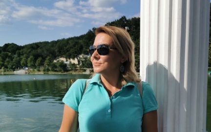 «Я скучала по сосискам, но в голове звучало: нельзя, там нитрит натрия». Евгения Климова о страхе еды, нутрициологии и похудении