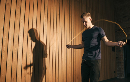 Тройные прыжки на скакалке — техника выполнения, польза и типичные ошибки