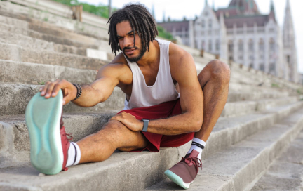 Безопасные упражнения на растягивание задней поверхности бедра для начинающих — описание с видео