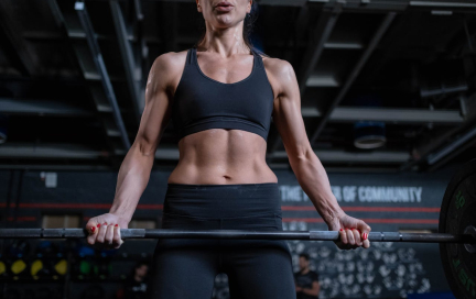 Упражнение на «пресс» с гантелями: накачать кубики за 30 дней!