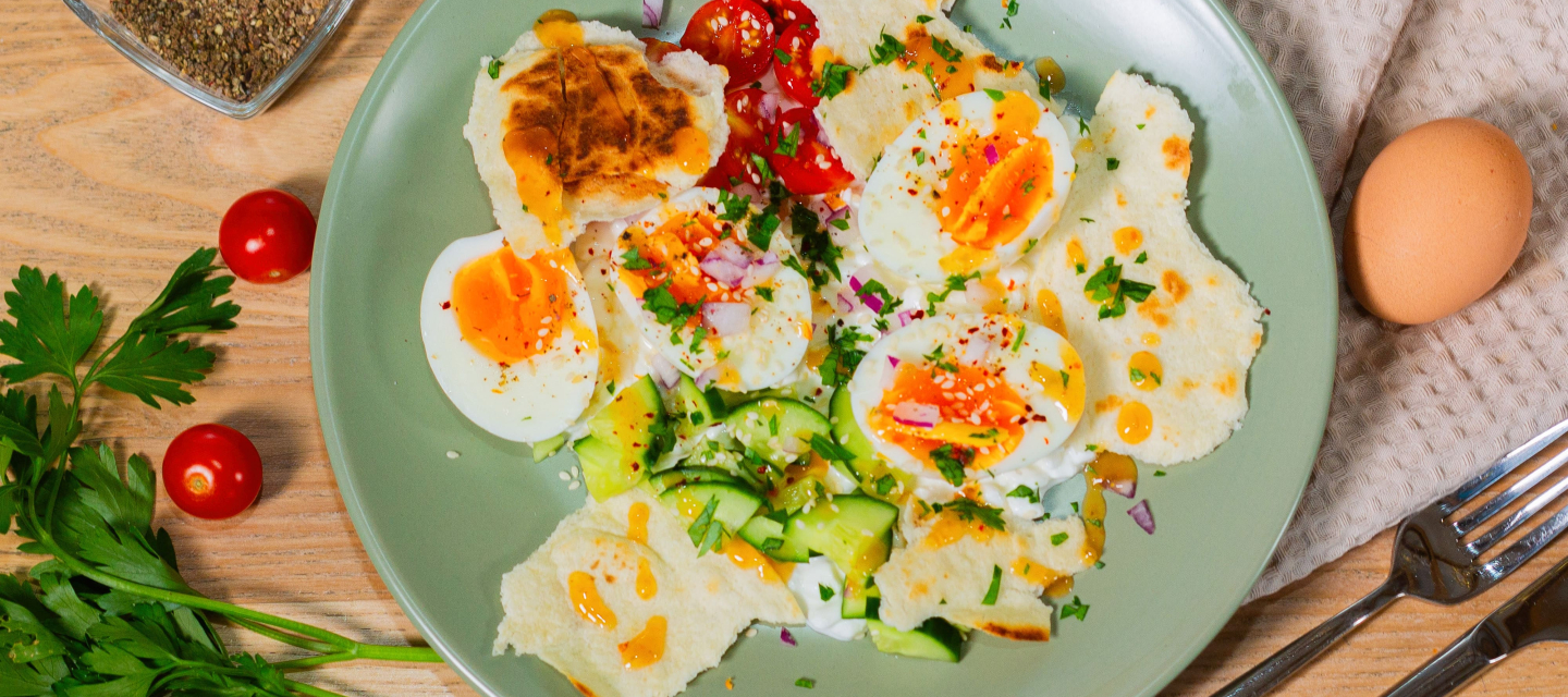 Куриные яйца с творогом и овощами