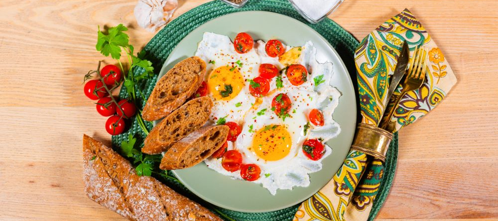 Яичница с рикоттой и помидорами