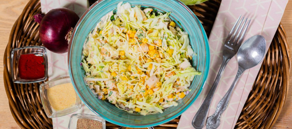 Кукурузно-капустный салат с курицей