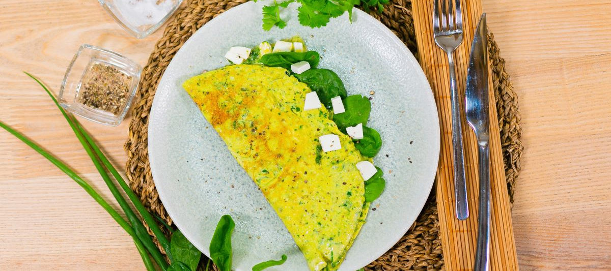 Зелёный омлет со шпинатом и травами
