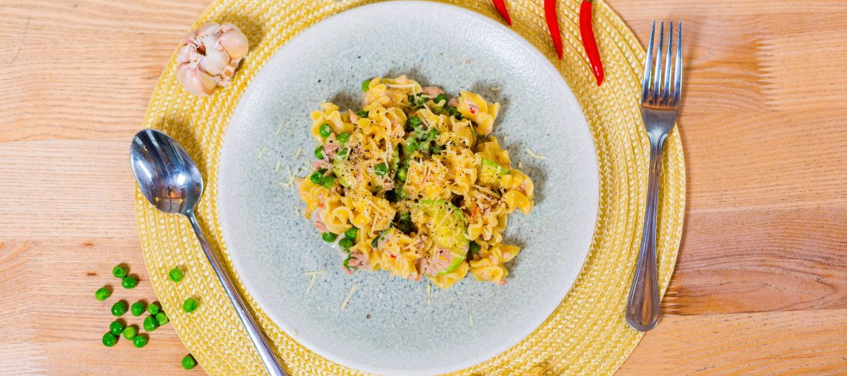 Сливочная паста с тунцом и овощами