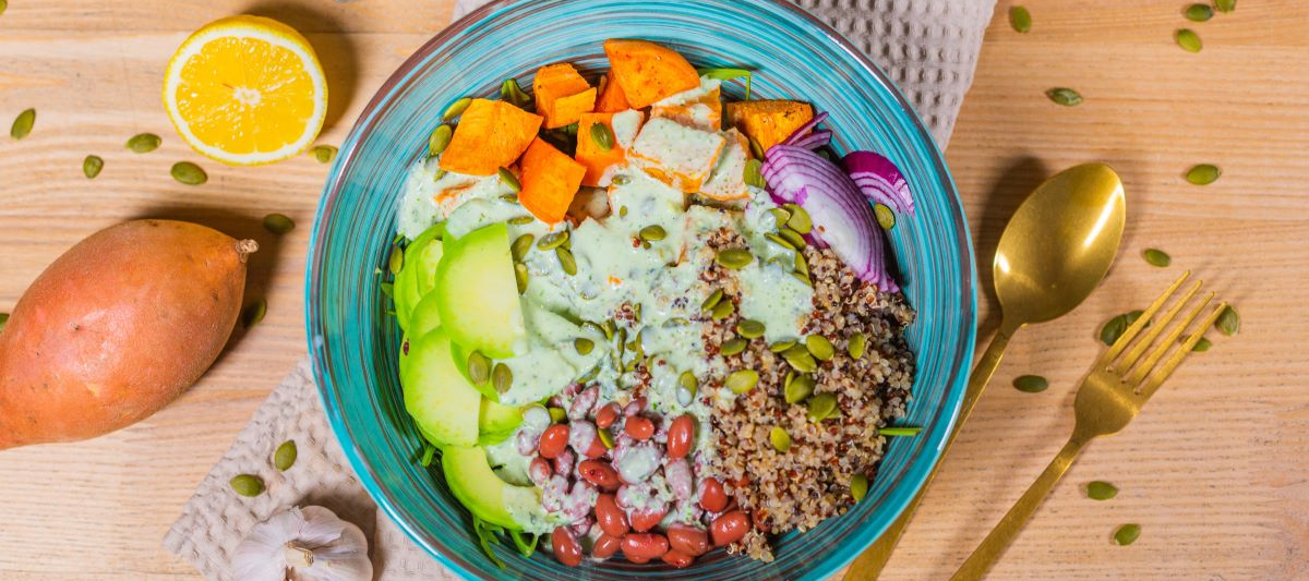 Салат из сладкого картофеля и киноа