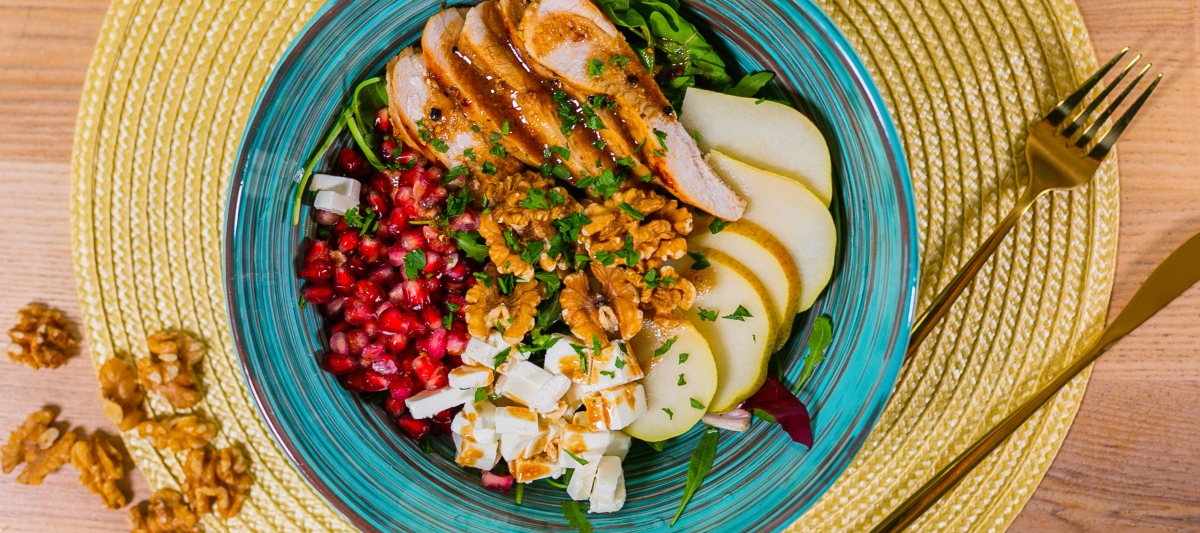 Салат с курицей и гранатом