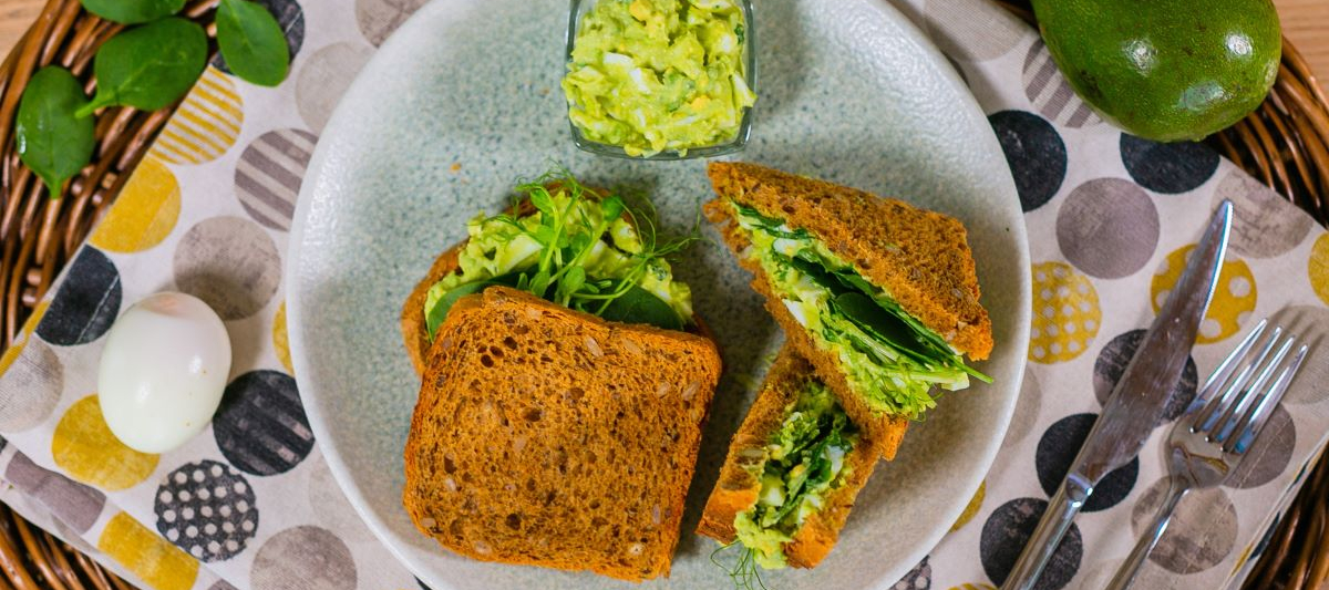 Сэндвич с авокадо-яйцом