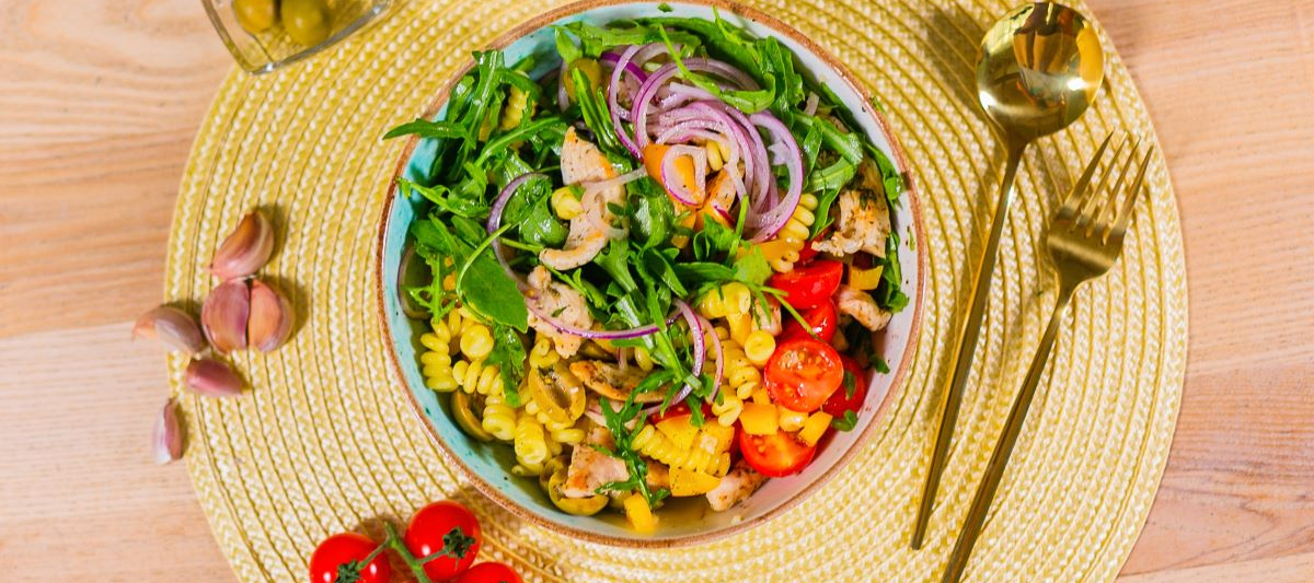 Салат с пастой и курицей