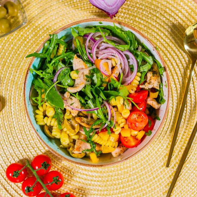 Салат с пастой и курицей